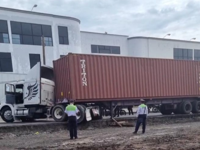 Tráiler cae en obra del puente de Las Trancas