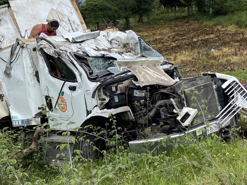 Trailer cargado con mangos protagonizó aparatosa volcadura en Acajete