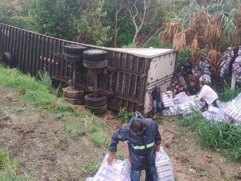 Tráiler cargado con pañales vuelca y desata rapiña en Matías Romero