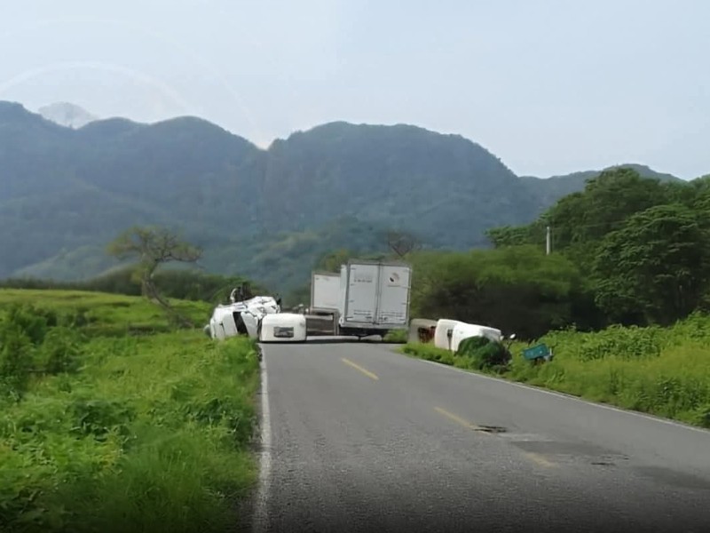 Tráiler cargado de cerveza sufre volcadura en la carretera Costera 200