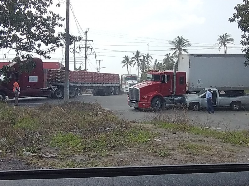 Tráiler causa accidente en Zona Industrial de Veracruz