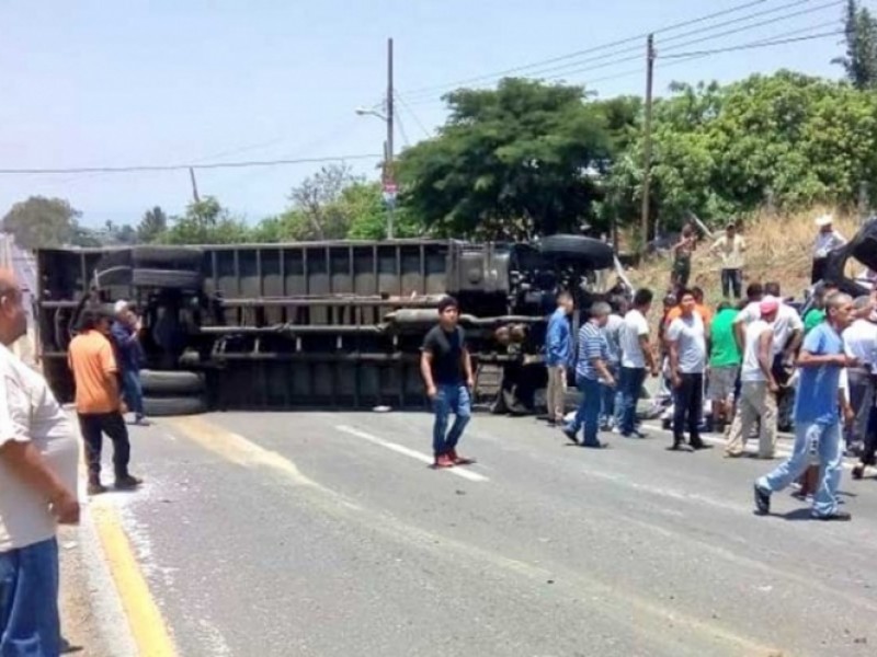 Tráiler causa muerte a cinco