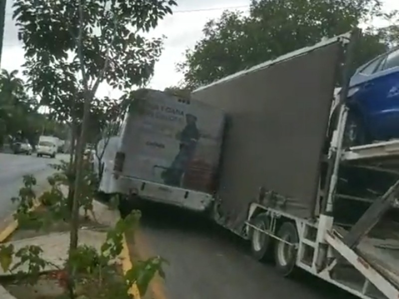 Tráiler choca con autobús de pasajeros en la pochota