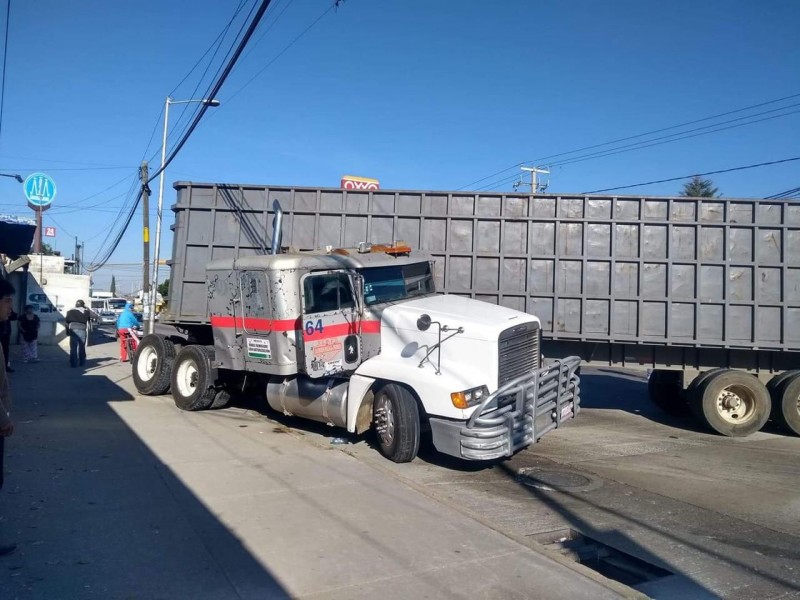 Trailer choca con camioneta en Chachapa