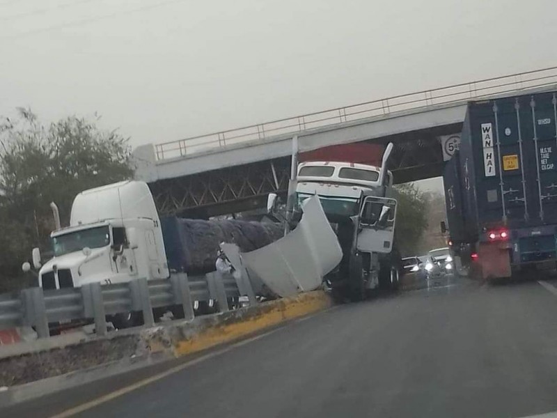 Tráiler choca en muro de contención de autopista GDL- Colima