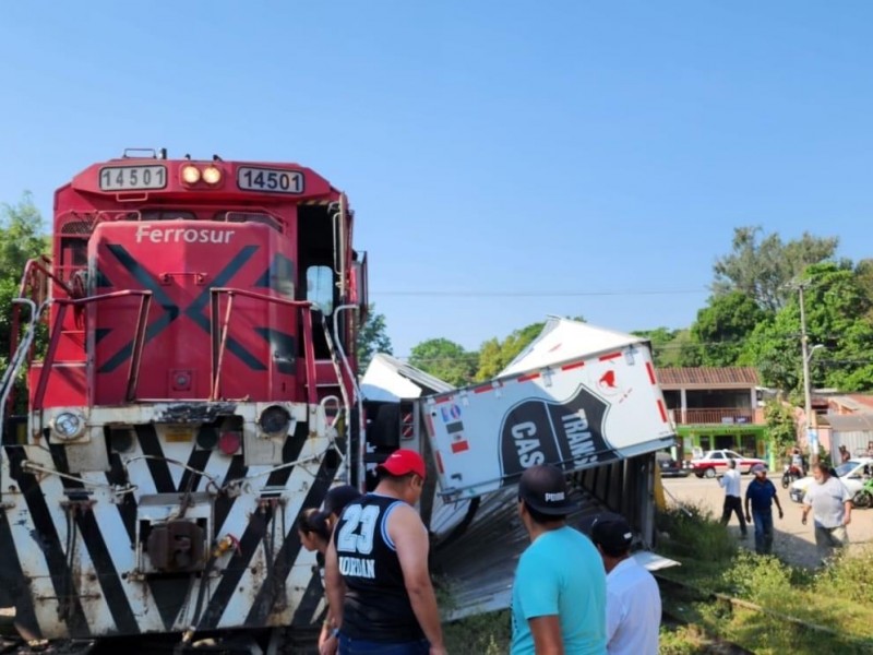 Tráiler chocó contra tren en Alborada; intentó ganarle el paso