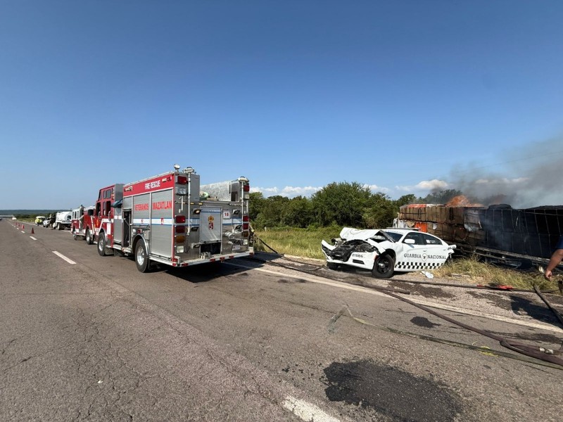 Choque de trailer y patrullas de la Guardia Nacional termina en incendio Choque de trailer y patrullas de la Guardia Nacional termina en incendio