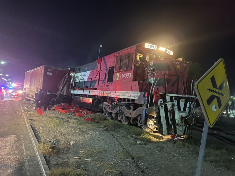 Trailer de Coca Cola es partido por el tren