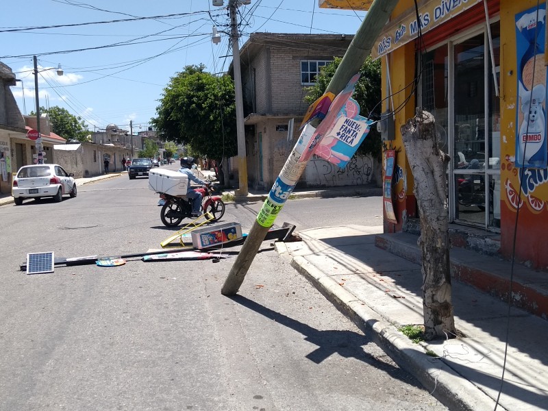 Tráiler derriba poste, causa daños y huye