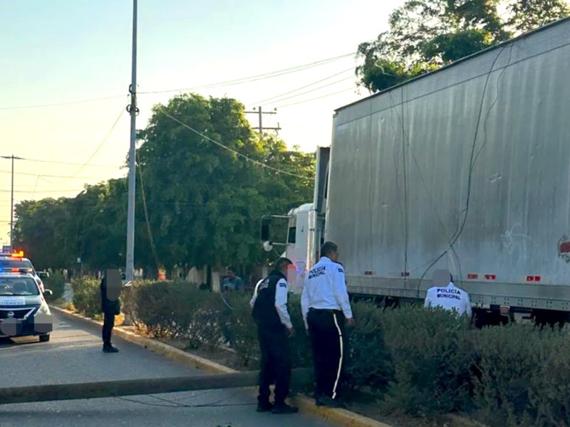 Tráiler derriba poste y bloquea el bulevar Miguel Leyson en Guasave