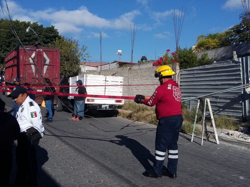 Tráiler derribó cables en Granjas de Oriente