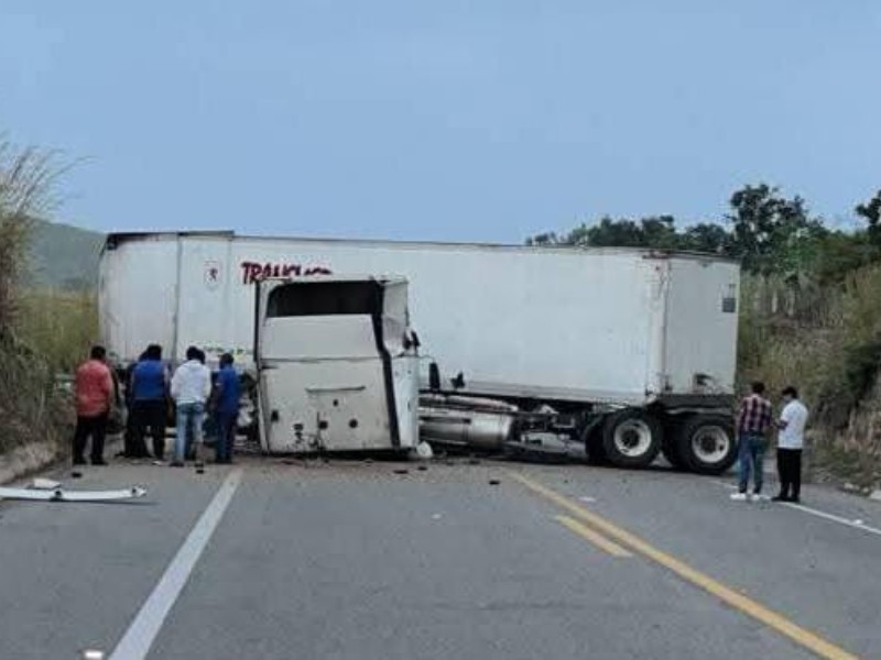 Tráiler descompuesto provoca cierre de tramo carretero en Arriaga