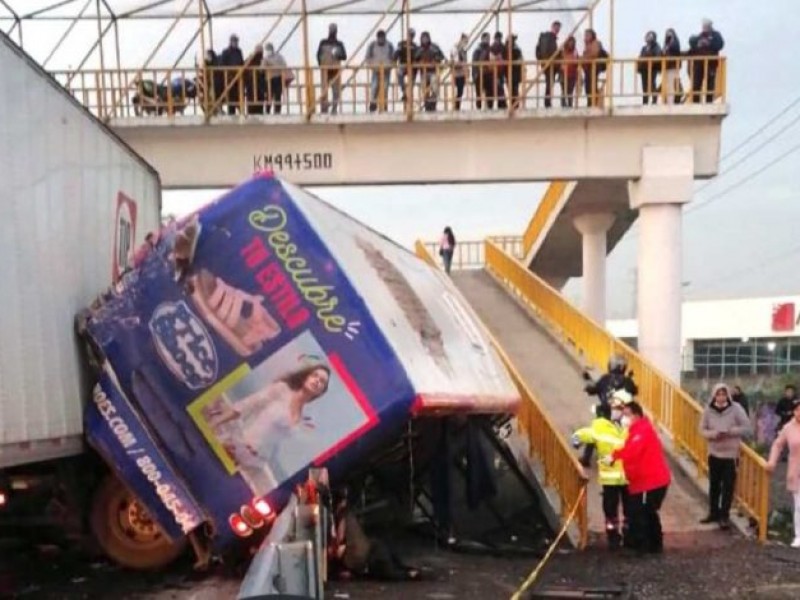 Tráiler embiste a camión de pasajeros; mata a 4 personas