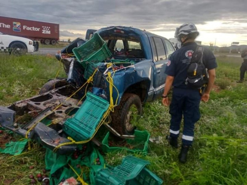 Tráiler embiste a camioneta en carretera federal 49