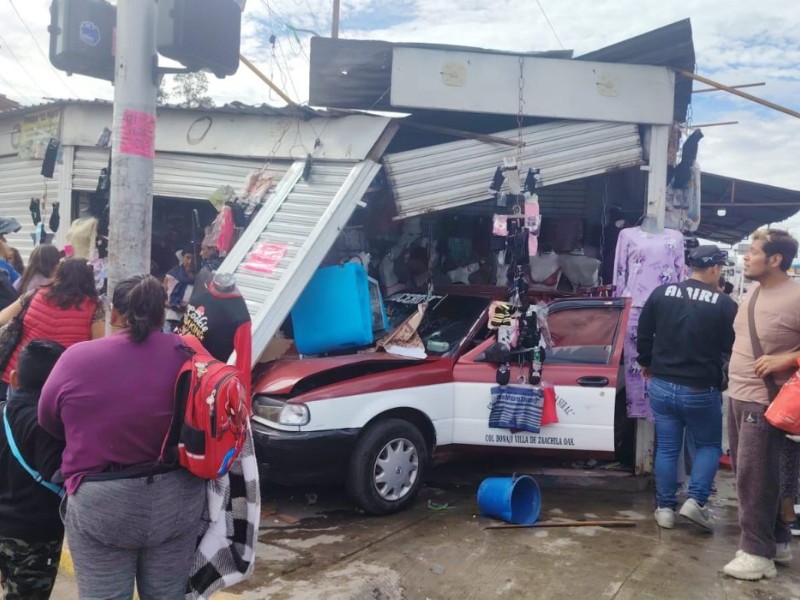Tráiler embiste taxi y provoca accidente en Parque del Amor de Oaxaca