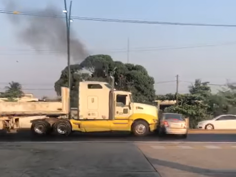 Tráiler embistió a particular en Coatzacoalcos