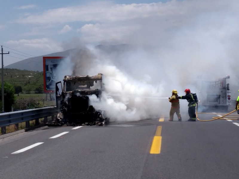 Tráiler evita accidente y se envuelve en llamas