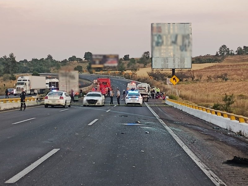 Trailer vuelca tras impactar camioneta con peregrinos en autopista México-Puebla