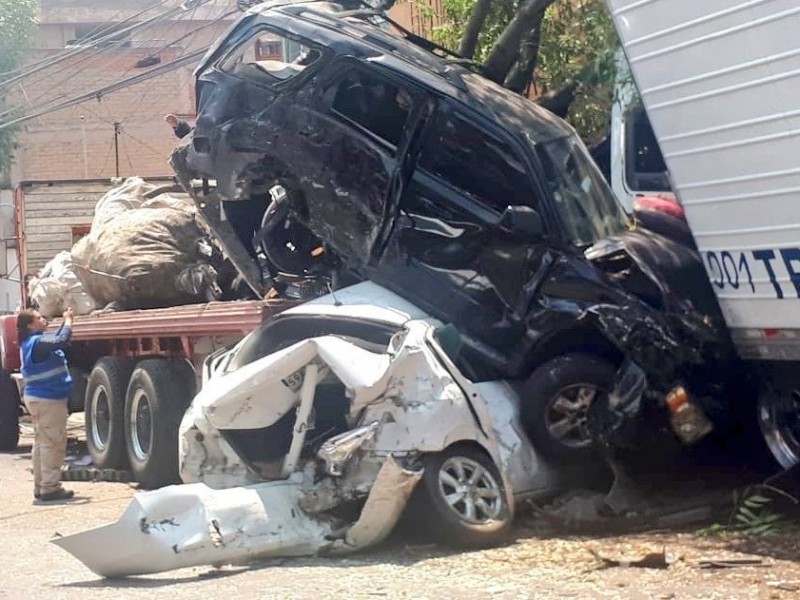 Tráiler impacta a varios vehículos; hay 3 muertos