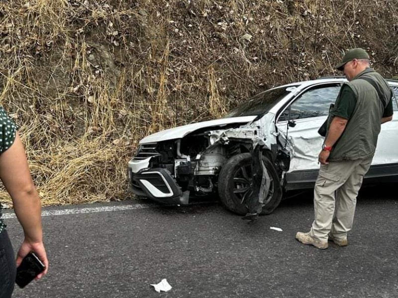 Tráiler impacta auto de equipo de Delfina Gómez