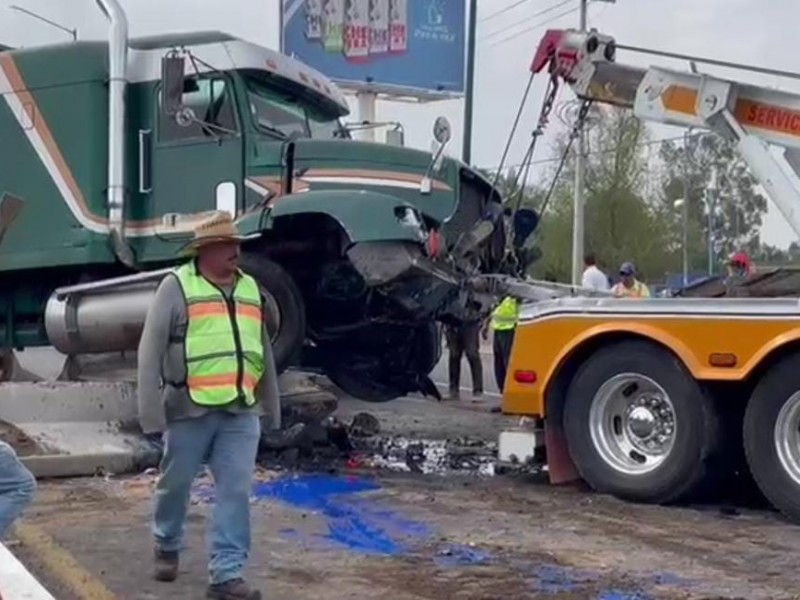 Trailer impacta autos en sentido contrario en la León-Silao