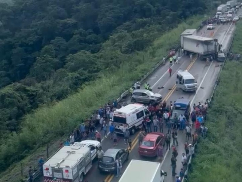Tráiler impacta vehículos en pista Las Choapas, hay dos muertos