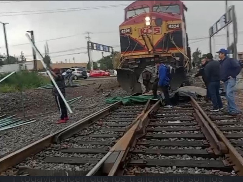 Tráiler intentó ganarle el paso al tren en SJR