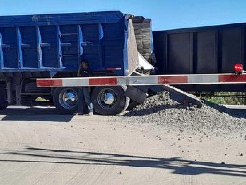 Tráiler le quiso ganar al tren en saldarriaga