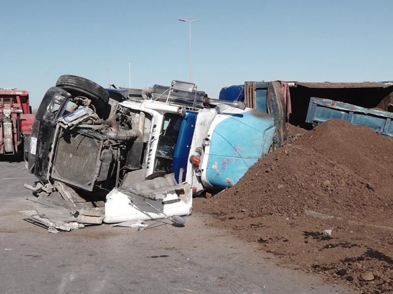 Tráiler no frena y provoca carambola, deja dos lesionados