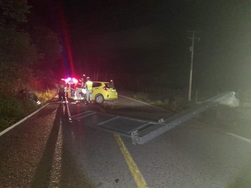 Trailer nodriza vuelca con 12 automóviles en La Unión