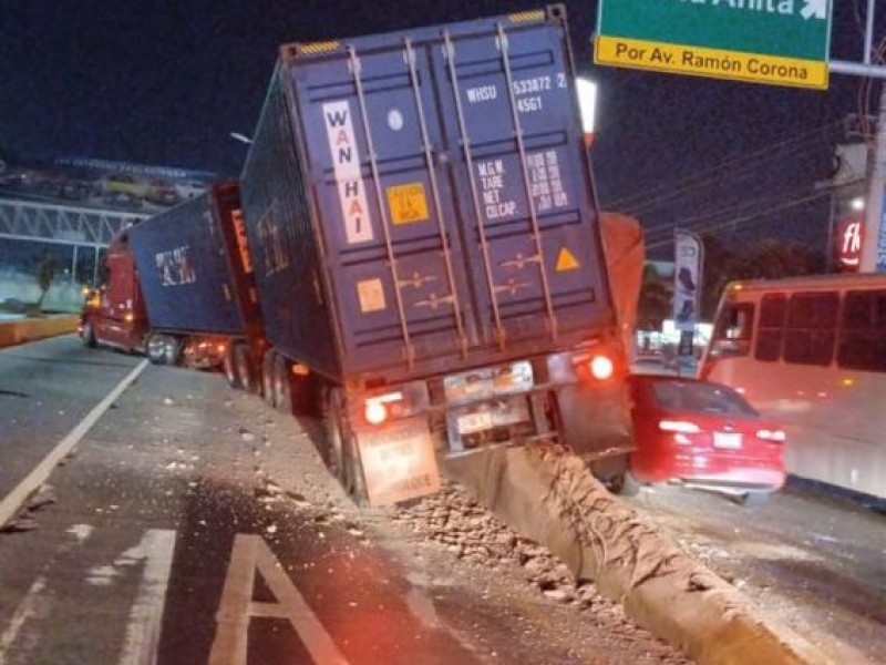 Accidente de tráiler genera caos en López Mateos