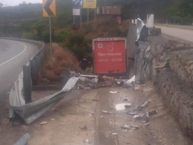 Tráiler pierde  los frenos y choca contra valla metálica