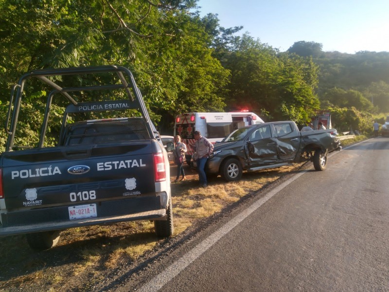 Tráiler provoca accidente en Santiago Ixcuintla, chofer se quedó dormido