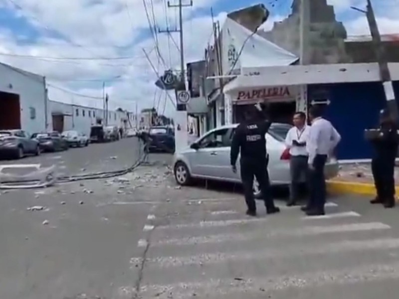 Tráiler provoca aparatoso accidente en la 39 poniente