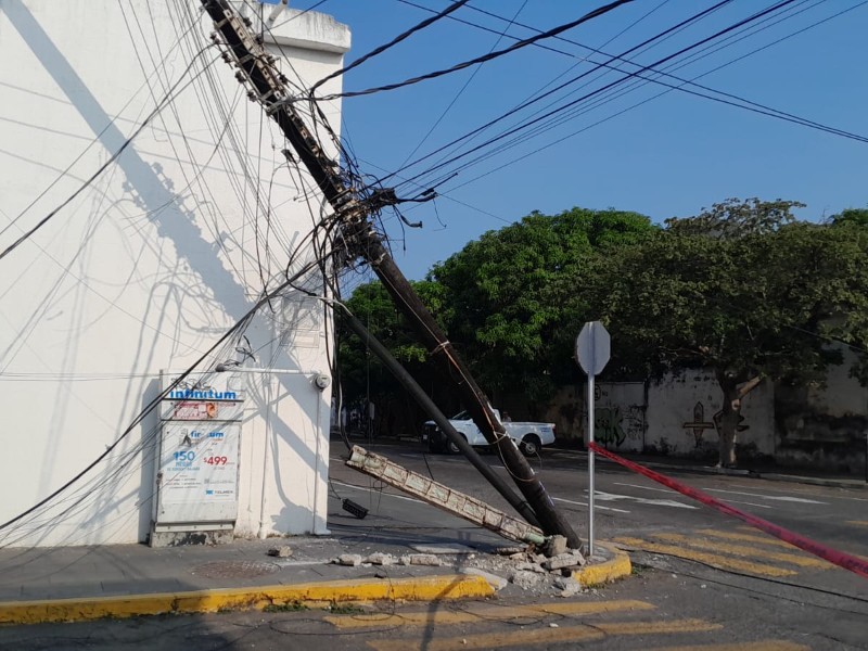 Tráiler provoca caída de postes y deja sin servicios a vecinos
