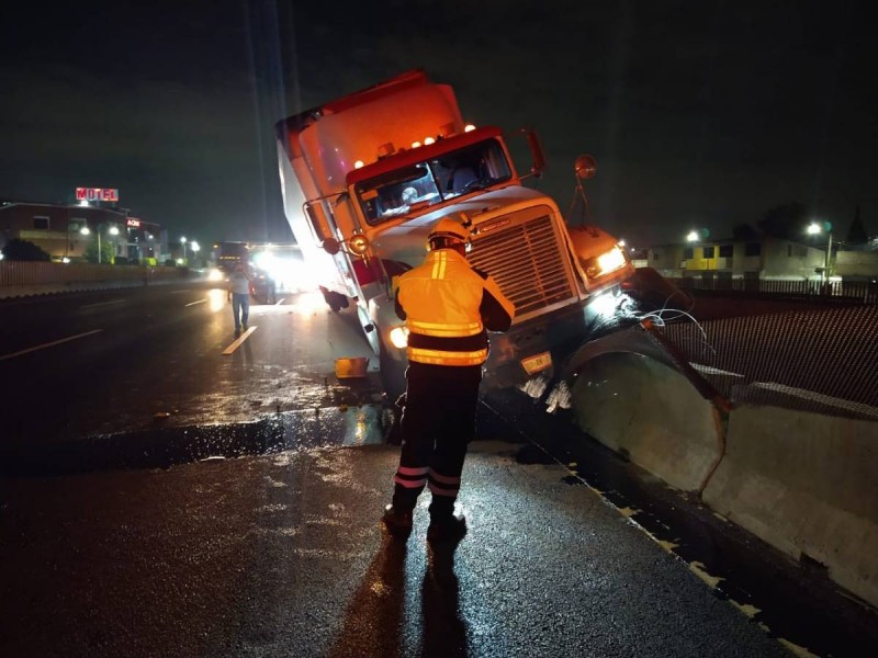 Tráiler provoca caos en la México-Puebla