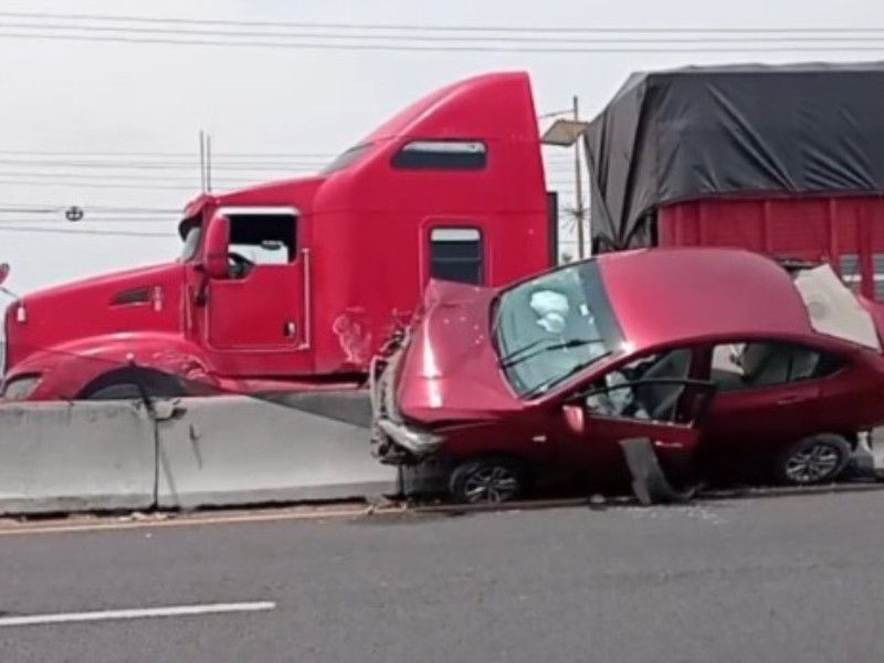 Tráiler provoca “carambola” en Villagrán; 8 vehículos involucrados