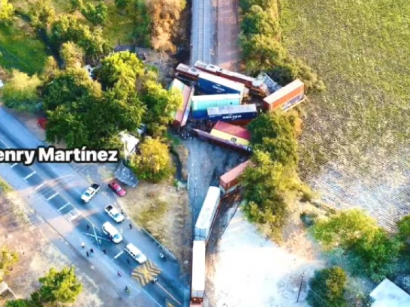 Tráiler que intentó ganarle el paso al tren ocasiona descarrilamiento