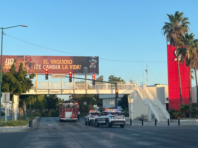 Tráiler que transportaba tubos daña puente peatonal