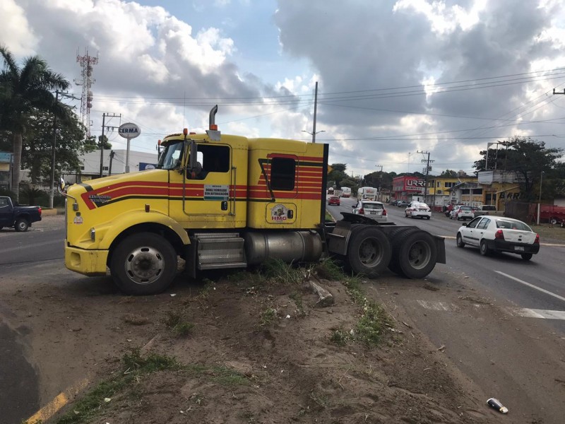 Tráiler queda a mitad de carretera Veracruz-Xalapa