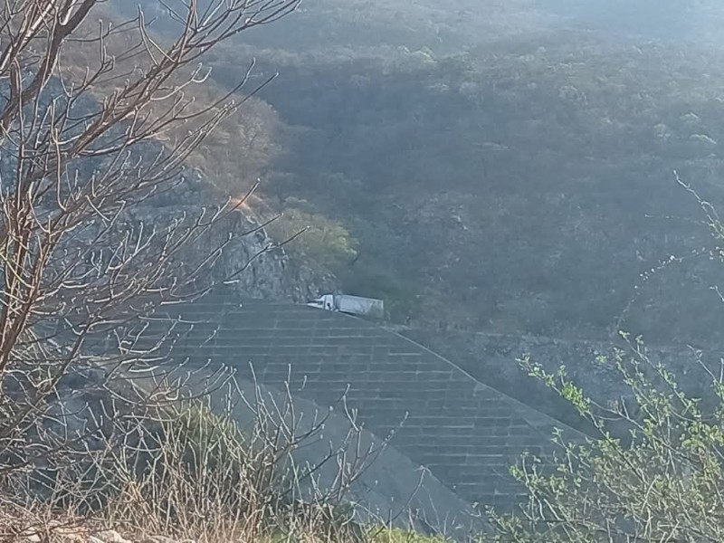 Tráiler queda atorado por falla del GPS, Jalapa del Marqués
