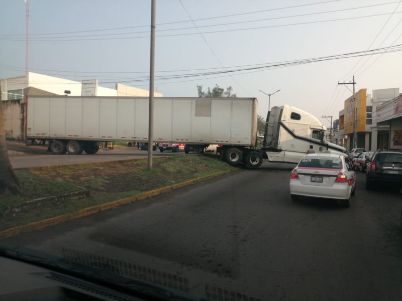 Tráiler queda en medio de camellón en avenida Díaz Mirón