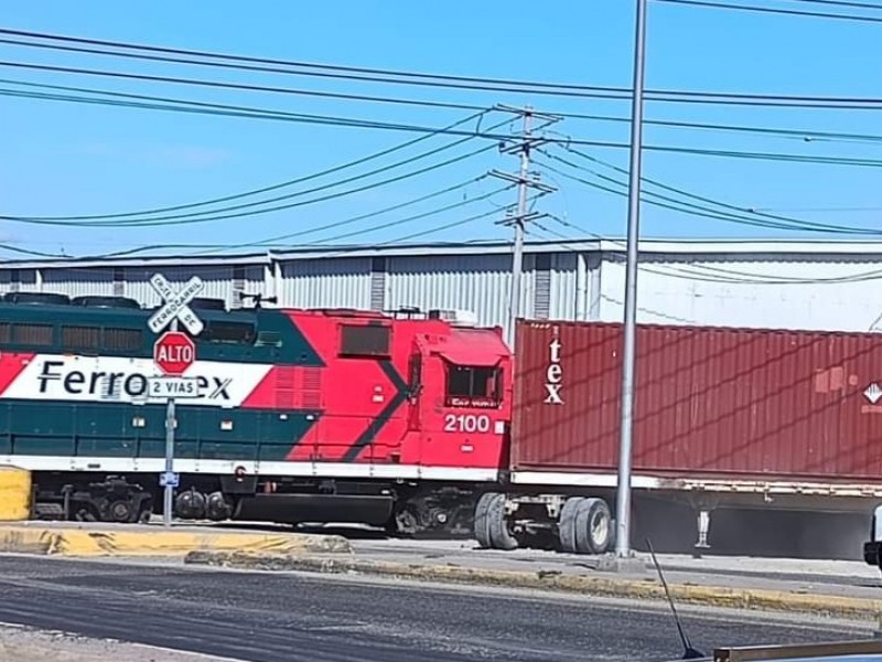 Tráiler quiso ganarle el paso al tren en Manzanillo