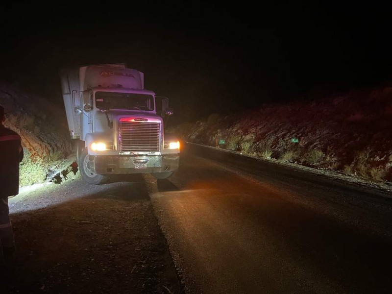 Tráiler salió del camino por malas condiciones de la carretera