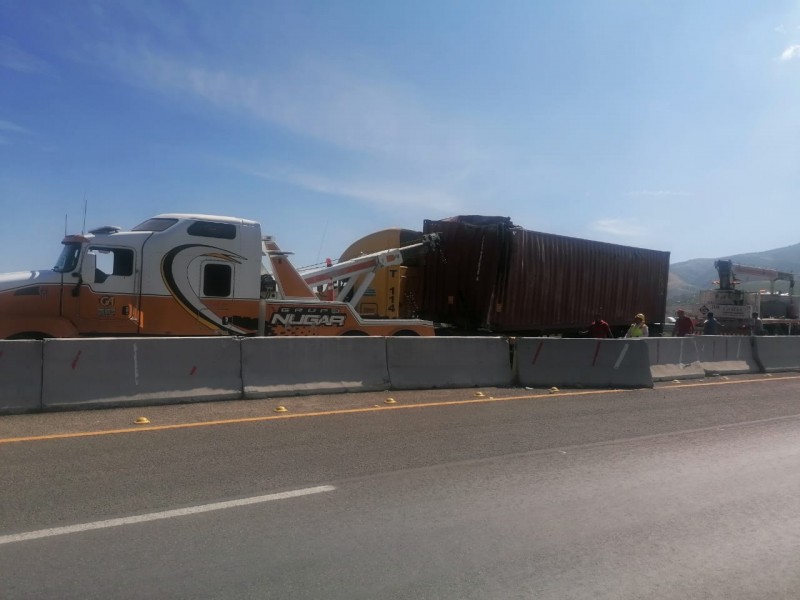 Trailer se accidenta y provoca tráfico en el Eje Metropolitano