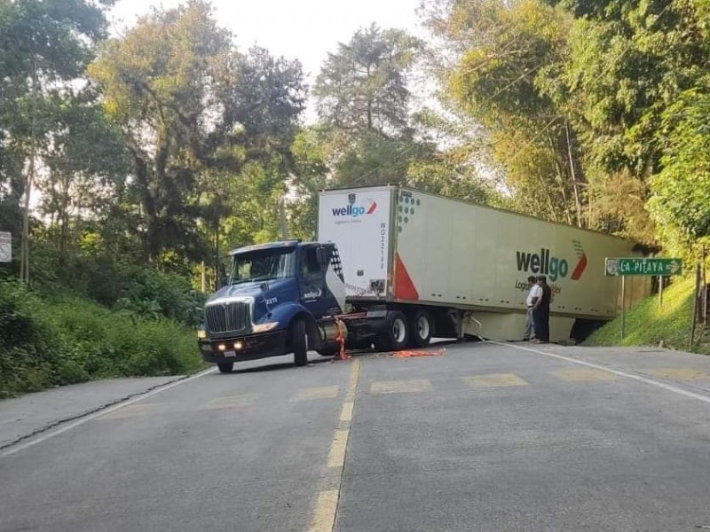 Tráiler se atora y bloquea la carretera Xalapa-Coatepec