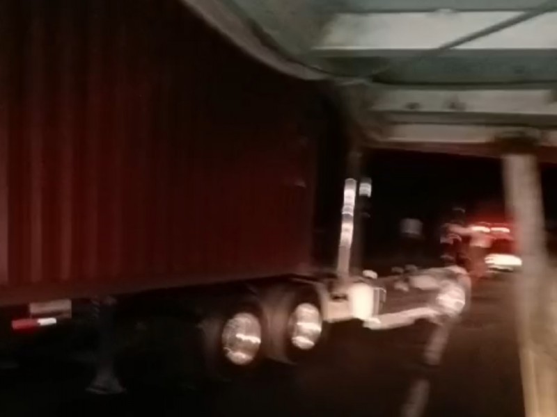 Tráiler se descompone y obstruye autopista cerca de Tecomán