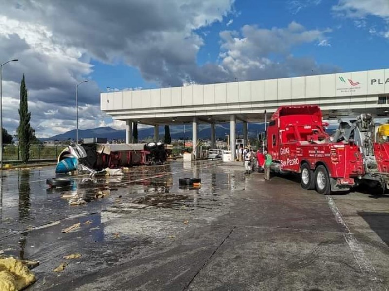 Tráiler se estrella contra caseta de cobro en San Marcos