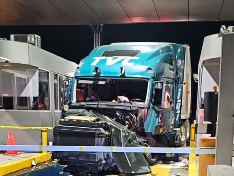 Tráiler se impacta contra caseta de cobro Santa María del Oro