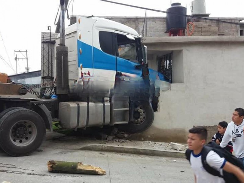 Tráiler se impacta contra vivienda en Teziutlán